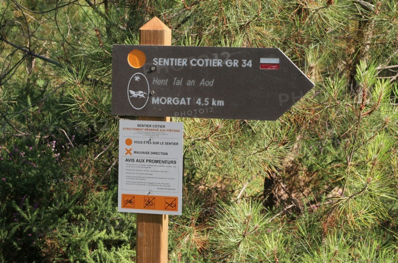Sign the hiking trail, GR34 coastal path, Bay Morgat Crozon Peninsula (Finistere, Brittany, France).