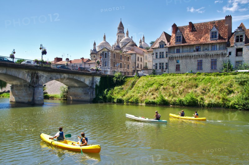 Canoeing on the river L'isle ariving at Périgueux with St Front Cathedral