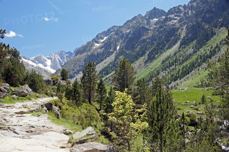 The French Pyrenees: walking the GR10 in the Vall?e de Gaube