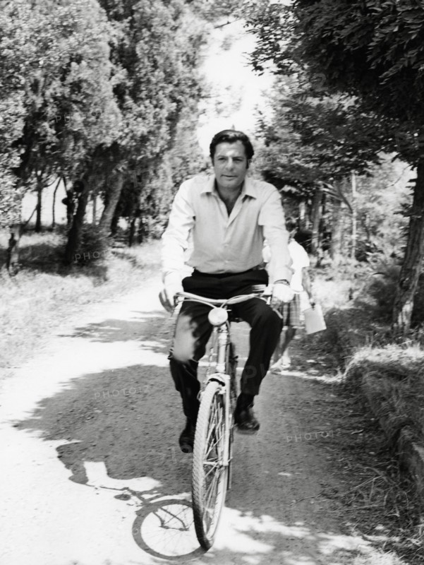 Marcello Mastroianni on the set of "Amanti" (AKA A Place For Lovers) 1968 MGM     File Reference # 1112_011THA