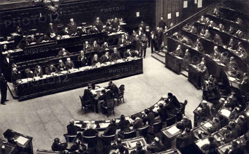 1925, 3 january, ROMA , ITALY : The italian Fascist Duce BENITO MUSSOLINI ( Predappio, 29 july 1883 – Giulino di Mezzegra, 28 april 1945 ) at CAMERA DEI DEPUTATI speak after  the assassination of GIACOMO MATTEOTTI - ritratto - portrait  - POLITICA - POLITICO -  ITALIA - POLITIC - portrait - ITALY - FASCISMO - FASCISM - FASCISTA - ITALIA  - Delitto  ----  Archivio GBB