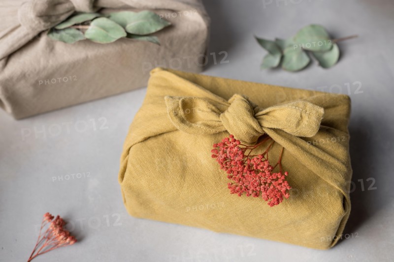 furoshiki packaging gift box with dried flowers