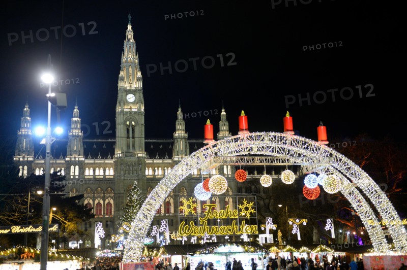 Vienna, Austria. 11 December 2016. From mid-November to Christmas, Vienna's most beautiful squares are transformed into magical Christmas markets. With the smell of Christmas bakery and hot punch comes prehistoric mood.   Christmas market at Town Hall Square in Vienna. Credit:  Franz Perc/Alamy Live News.