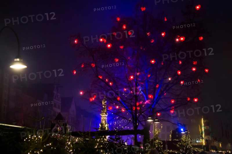The Christmas market in Cologne is the biggest in Germany and attracts millions of visitors. It's the most beautiful during the night.
