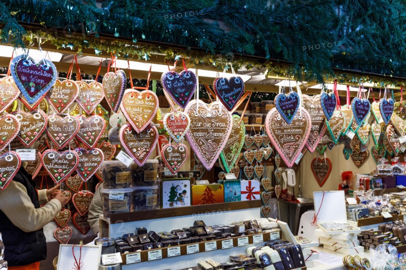 Vienna, Austria, 10th December 2017. Confectionary stall with a display of typical heart-shaped sweets at the traditional festive season Viennese Christmas Market in Rathausplatz (Christkindlmarkt am Rathausplatz, Wiener Christkindlmarkt), the largest yuletide market in Vienna, situated by the Neues Rathaus (new city hall) in the Museum Quarter of central Vienna (Innere Stadt). Credit: Graham Prentice/Alamy Live News.