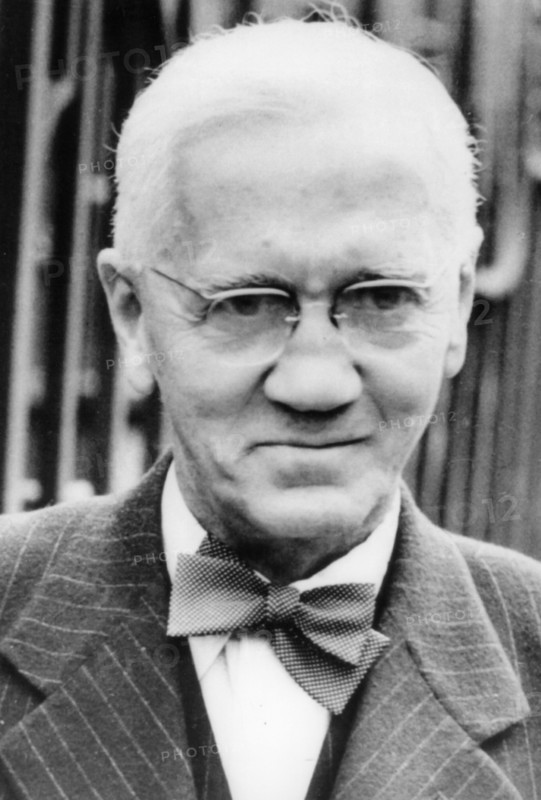 ALEXANDER FLEMING (1881-1955) Scottish biologist who discovered penicillin
