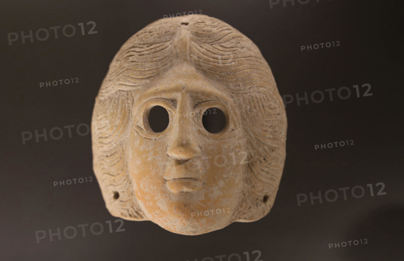 Funerary practices. Eastern provinces of Roman Empire. Near Eastern. Terracotta mask. Levantine tombs. Imperial period.
