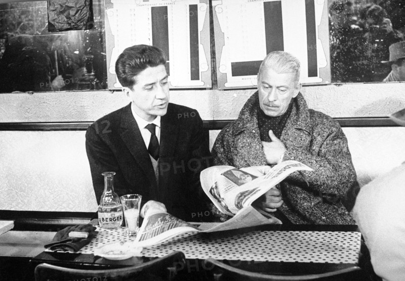 ALAIN RESNAIS Regisseur ALAIN RESNAIS und Darsteller JEAN-PIERRE KERIEN während der Dreharbeiten zum Film: 'Muriel ou le temps d'un retour', Frankreich/Italien 1963.