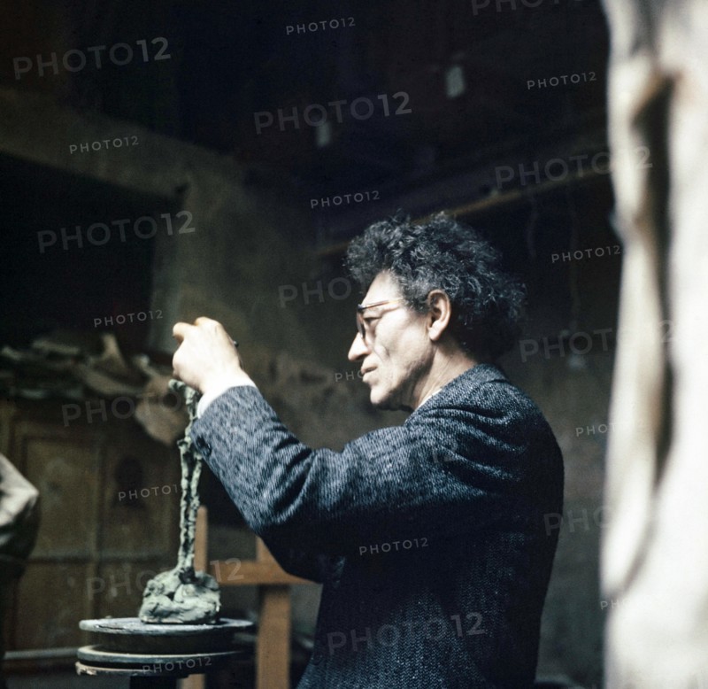 Alberto Giacometti, Schweizer Bildhauer, Maler und Grafiker, in seinem Atelier in Paris, Frankreich 1962. Swiss sculptor, painter and graphic artist Alberto Giacometti at his studio in Paris, France 1962.