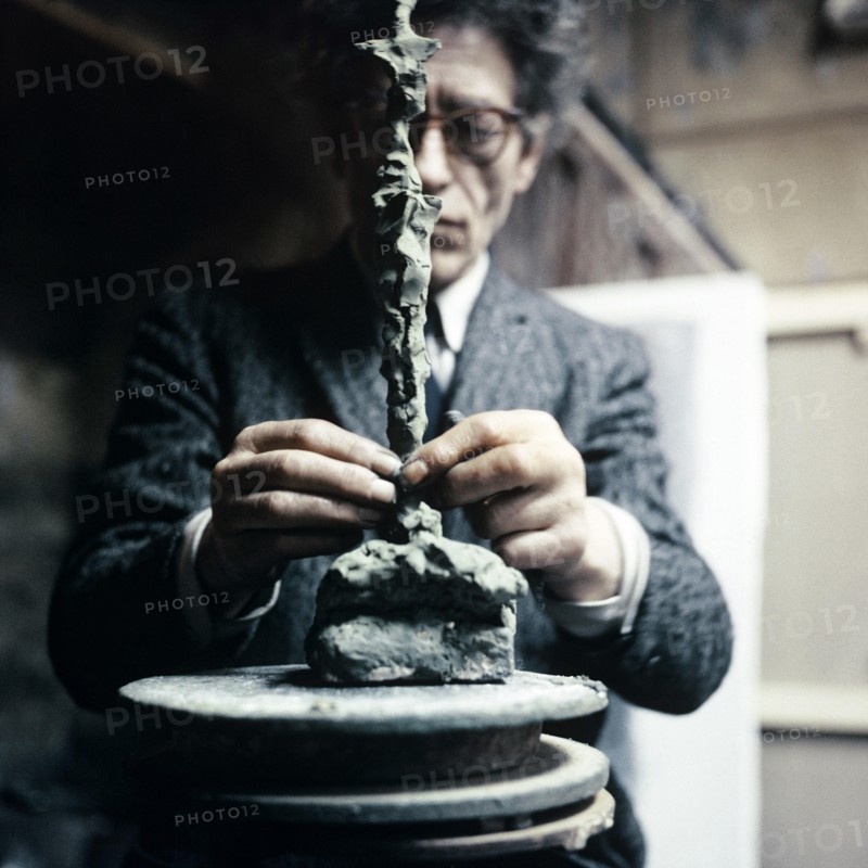 Alberto Giacometti, Schweizer Bildhauer, Maler und Grafiker, in seinem Atelier in Paris, Frankreich 1962. Swiss sculptor, painter and graphic artist Alberto Giacometti at his studio in Paris, France 1962.