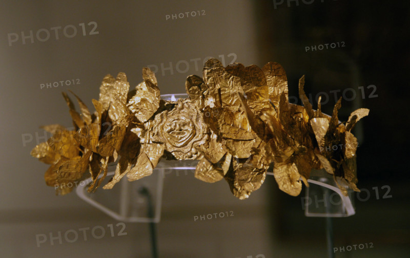 Gold laurel wreath with a Gorgon Medusa head. Plaque and leaves. (323-30 BC) Etruria. Gold metal. The Hermitage Museum, St. Petersburg, Russia.