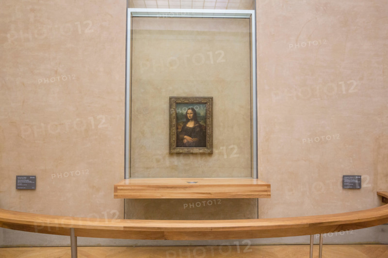 LE LOUVRE MUSEUM PARIS