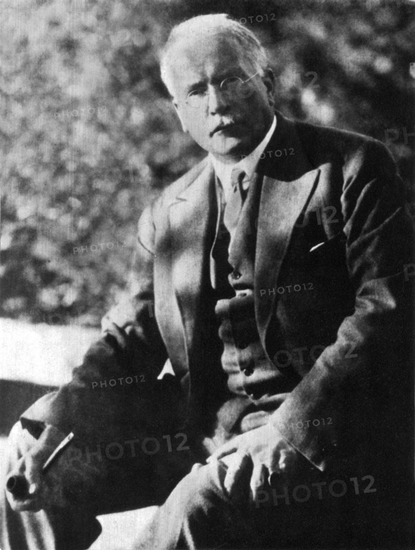 Carl Gustav JUNG ( Kesswyl , Switzerland 1875 - Kusnacht 1961 ) , Swiss psychoanalyst - PSICANALISI - PSICOANALISI - PSYCHOANALYSE - PSICANALISTA - PSICOANALISTA - SIGMUND FREUD  - portrait - ritratto - occhiali - glasses - cravatta - tie - capelli bianchi - white hair ----  Archivio GBB