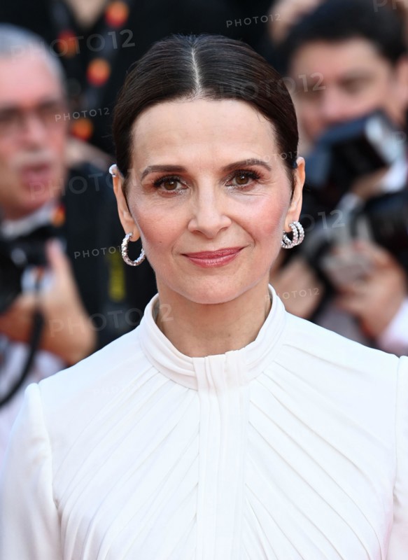 Cannes, France. 24th May, 2023. Cannes, France. May 24th, 2023. Juliette Binoche arriving at the gala screening of The Pot Au Feu, part of the 76th Cannes Film Festival, Palais des Festival. Credit: Doug Peters/Alamy Live News