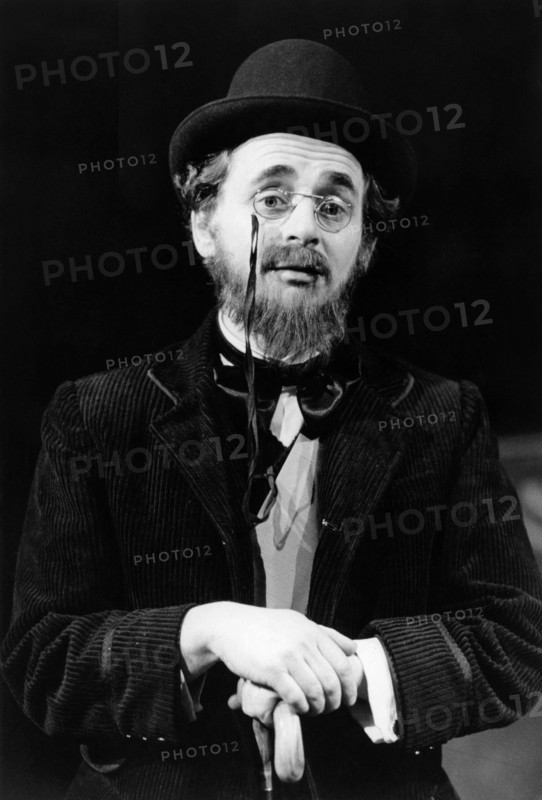Sylvester McCoy (Erik Satie) in SATIE DAY / NIGHT by Adrian Mitchell at the Lyric Hammersmith Studio, London W6  1986  design: Tom Phillips  lighting: Dave Horn  director: Richard Williams