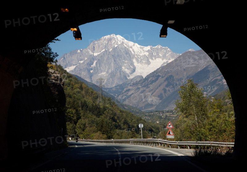 Aostatal, Blick aus einem Tunnel auf den Mont Blanc