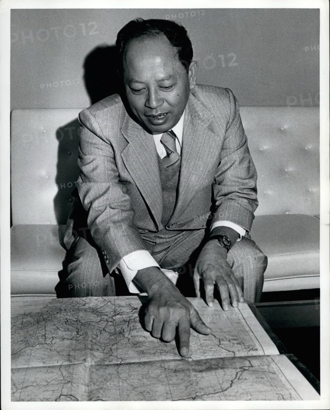 Sep. 09, 1979 - Dep. Prime Minister of Kampuchea (Pol Pot), Ieng Sary points to a map of Cambodia in the Indonesian Lounge of the UN