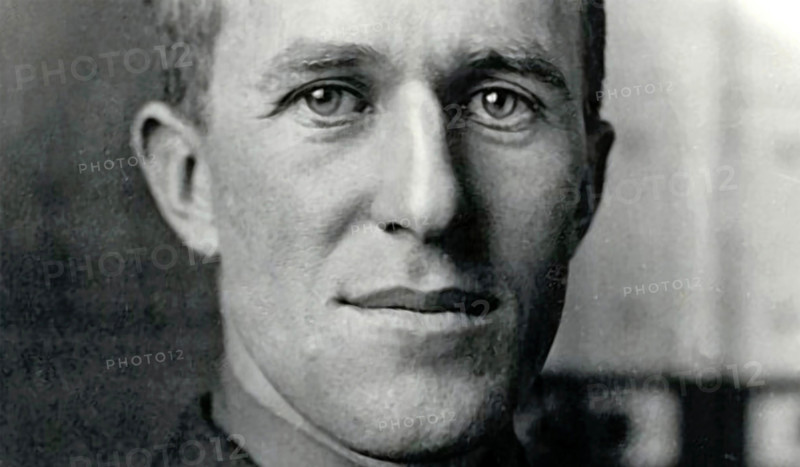 T.E.LAWRENCE Thomas Edward Lawrence (1888-1935) English soldier, archeologist and author in 1918
