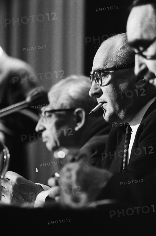 The congress of the SAI in Amsterdam. Behind board Guy Mollet with left Ollenhauer Date: 10 September 1963 Location: Amsterdam, Noord-Holland Keywords: Board tables, congresses Personal name: Mollet, Guy, Ollenhauer, Erich