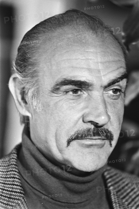 Arrival Sean Connery at Schiphol  Sean Connery Date: 23 November 1983 Location: Noord-Holland, Schiphol Keywords: arrival and departure, actors, film, portraits Personal name: Connery, Sean