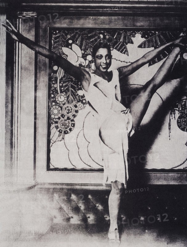 1925  ca. , Paris , France  : The celebrated american black singer and dancer JOSEPHINE BAKER ( 1906 - 1975 ) -  musical - ballerina - cantante - di colore  - teatro - theatre - exotic - Parigi - Folies Bergeres - Moulin Rouge  - ritratto - portrait  - DANCE - DANZA  - JAZZ - legs - leggy pose - gambe - gamba - ascella - ascelle - armpits  ----  Archivio GBB