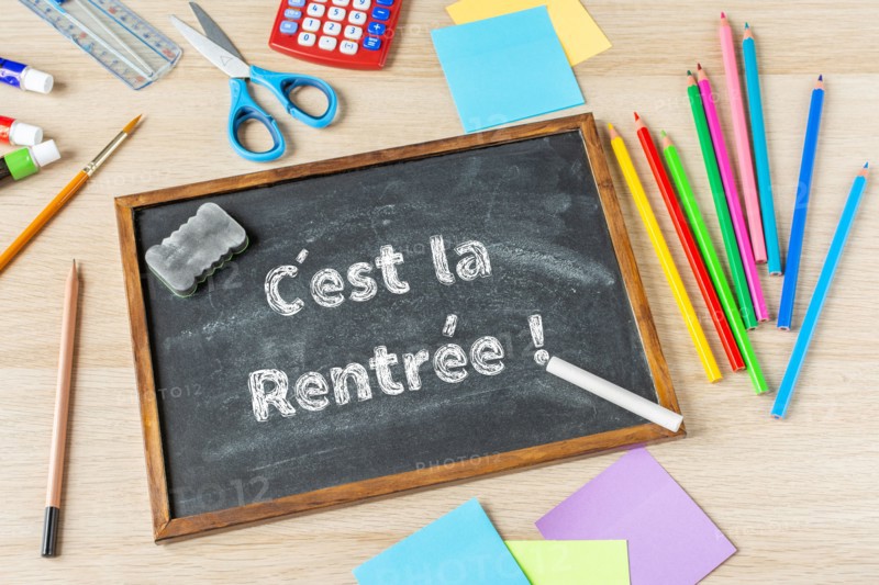 School slate with inscription "It's back to school" in French