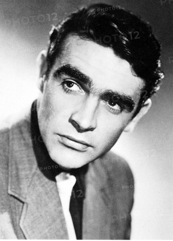 1952 c., GREAT BRITAIN : The scotish movie actor SEAN CONNERY ( born 25 august 1930 , Edinburg , Scotland  ) in one of his first pubblicitary shot  - 007 -  JAMES BOND - CINEMA - ATTORE CINEMATOGRAFICO  - sex symbol - hunk - macho   ----  Archivio GBB
