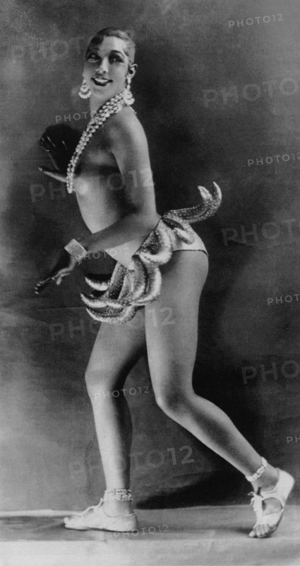 1925 ca : The celebrated singer and dancer of parisian Jazz Age the american JOSEPHINE BAKER ( Saint Louis USA 1906 - Paris , France 1975 ) The Black Vinus with celebrated gridle of bananas , when was a dancer at Les Folies Bergere in Paris . Photo by Walery , Paris .- CABARET - VAUDEVILLE - BALLERINA - DANCER - BALLET - BALLETTO - DANZA - DANCE - bijoux - collana - pearls - perla - perle - seno - breast - top less - topless - top-less - necklace - jewel - jewels - jewellery - gioielli - gioiello - banana - banane - SEX SYMBOL - DIVA - DIVINA ----      ARCHIVIO GBB