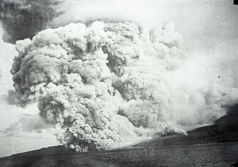 Eruption de la Montagne Pelée (1902).