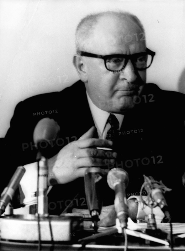 Dec. 21, 1962 - Conference De Presse De M. Guy Mollet. M. Guy Mollet, Secretaire General De La S.F.I.O, A Donne De Lundi Apres Midi Une Conference De Presse, Au Siege De La S.F.I.O, Cite Malesherbes. NPM: Une Attitude De M. Guy Mollet Au Cours De Sa Conference De Presse. (Credit Image: © Keystone Pictures USA/ZUMAPRESS.com)