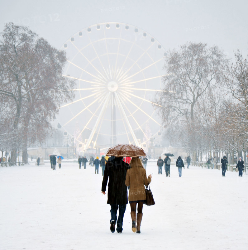 couple in Paris during a snow day