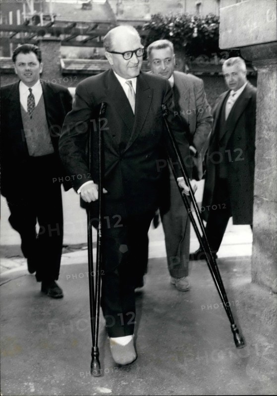 M. 21st Dec, 1979. Guy Mollet A Assiste Aujourd hut avec Des Bequilles, Au Conseil National De La SFIO A Puteaux, Hier, Alors Qu Il Se Dirigeait Vers Son Domicile, Le Depute-Marie D'Arras a glisse sur des paves numides en montant sur le trottoir. Atteint Liune Entorse, L'Ancien President Du Conseil A ETE Tranporte En Ambulance A La Clinique Bon Secours a Arras Ou IL A Requ Les Soins Necessaires. NPM: Mr Guy Mollet Arrivent Avec Ses Bequilles Au Congres © Keystone Pictures USA/ZUMAPRESS.com/Alamy Live News