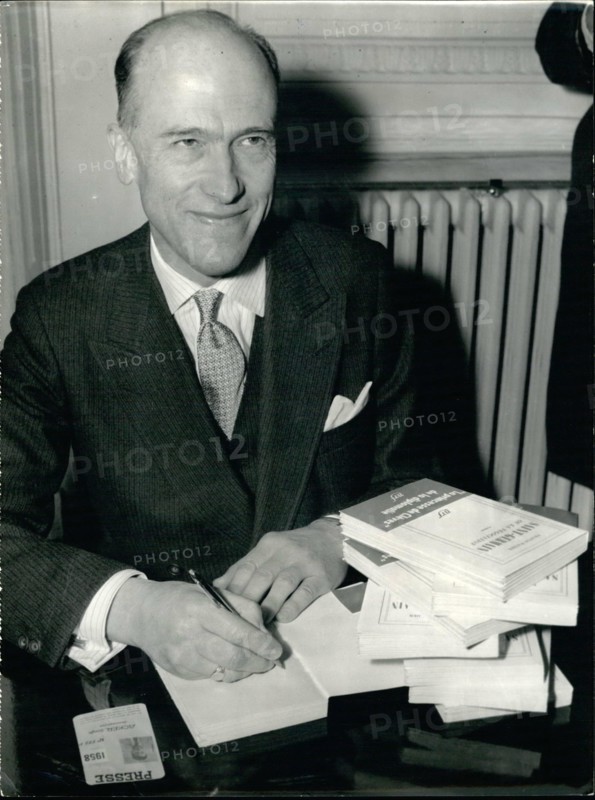 Feb. 24, 1962 - Goncourt Prize Awarded To Belgium Author: Prize Goncourt, the most prize literary award of the year goes to the Belgium Novelist Francis Walder for his book, ''St. Germain Ou La Negotiation'' today. Francis Walder is an officer in the Belgium Army. Photo Shows: The prize winner signing his book. © Keystone Pictures USA/ZUMAPRESS.com/Alamy Live News