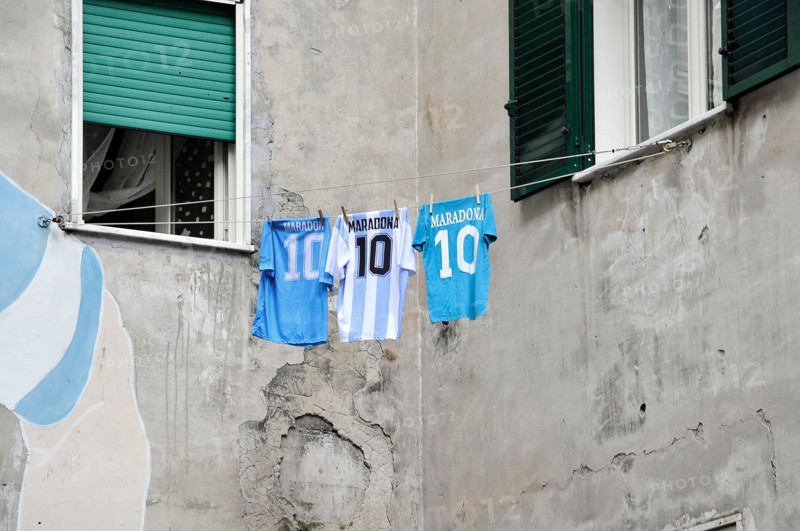 Commemoration for the death of Diego Armando Maradona to the Spanish Quarters, fans still upset by his loss, bring memories in his honor even with the