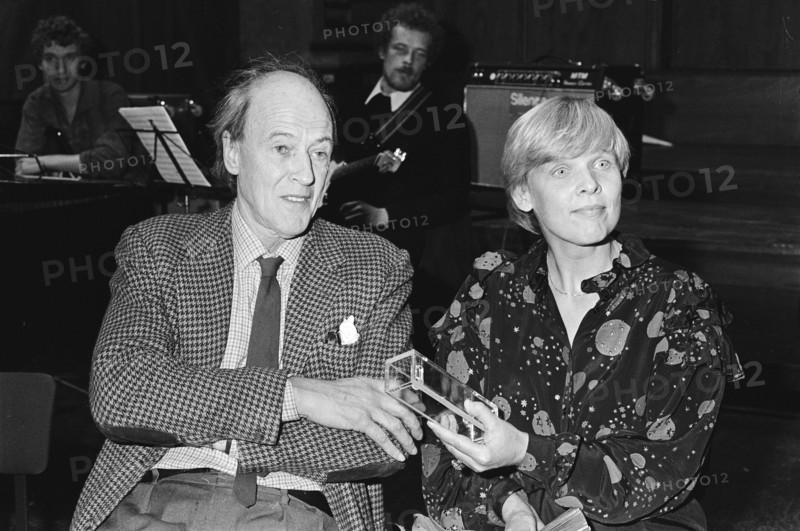 Roald Dahl (l) and Nannie Kuiper, October 13, 1982, illustrators, children's books, awards, writers, awards ceremonies, The Netherlands, 20th century press agency photo, news to remember, documentary, historic photography 1945-1990, visual stories, human history of the Twentieth Century, capturing moments in time