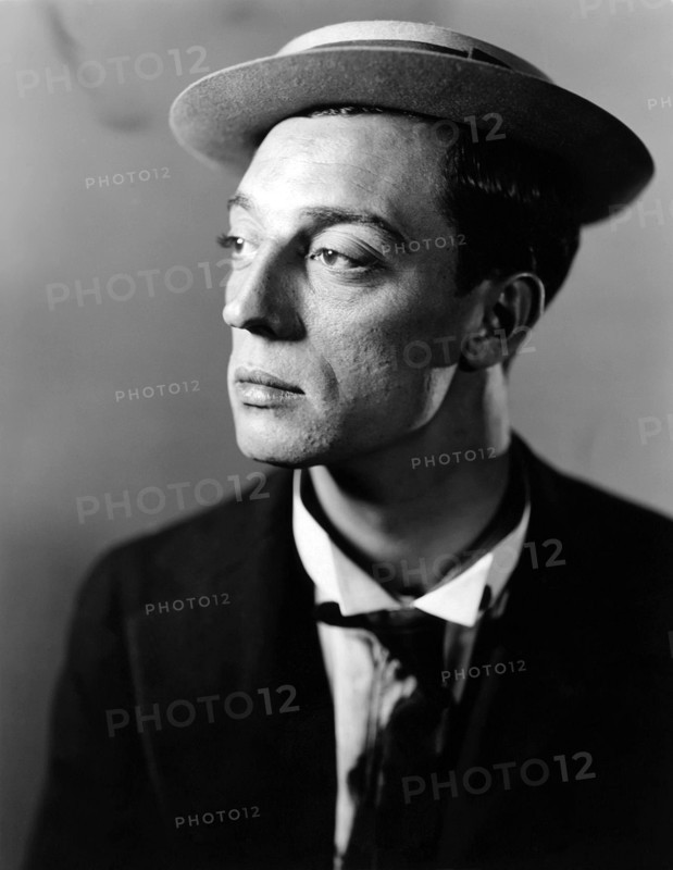 1924 ca , USA  : The american silent movie actor and director BUSTER KEATON ( 1895 - 1966 ) - SILENT MOVIE - CINEMA MUTO  - portrait - ritratto -  regista cinematografico - attore  - comico   - COMICO -   ANNI VENTI - 20's - '20 - tie  - cravatta - collar - colletto - cappello - hat ----  ARCHIVIO GBB
