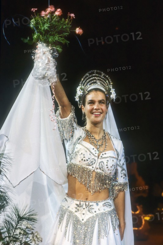 KATARINA (Kati) WITT (GDR) - world champion and gold medal winner Kati Witt (Gold 1988 in Calgary). Flowers after the GDR athlete's first appearance in West Germany as the star guest of the Holiday on Ice show on November 24th, 1988 in the Westfalenhalle in Dortmund (show from November 24th to December 4th, 1988)    ---  KATARINA (Kati) WITT (DDR) - Weltmeisterin und Golmedaillien-Siegerin Kati Witt (Gold 1988 in Calgary). Blumen nach dem ersten Auftritt der DDR-Sportlerin in der BRD als Stargast der Show Holiday on Ice am 24.11.1988 in der Dortmunter Westfalenhalle (Show vom 24.11.-4.12.1988)