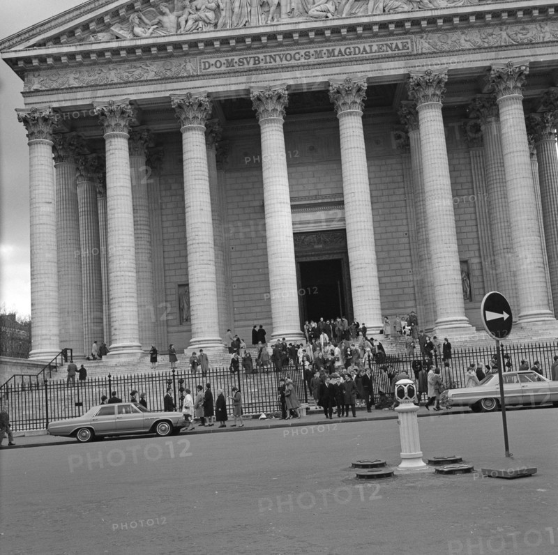 Pariser Bilder [The street life of Paris] Description: Visitors on the steps of the Madeleine Date: 1965 Location: France, Paris Keywords: churches, street sculptures, stairs
