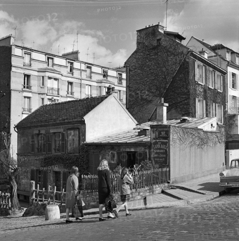 Pariser Bilder [The street life of Paris] Description: Cabaret Au Lapin Agile at Rue des Saulfs in Montmartre Date: 1965 Location: France, Paris Keywords: hospitality, nightclubs, street images