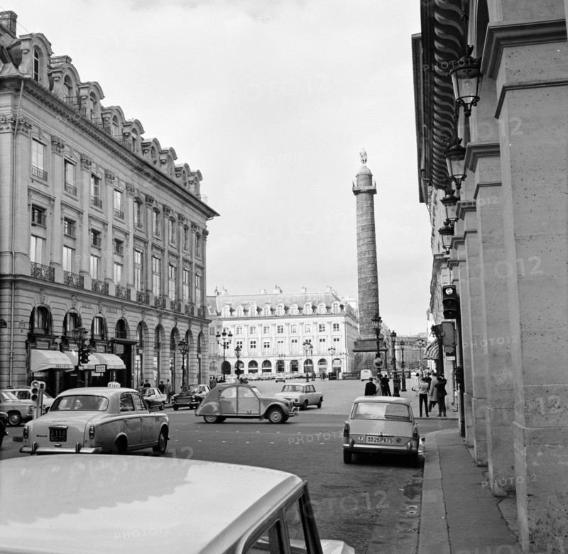 Pariser Bilder [The street life of Paris] Description: Column Vendôme, the Triumphal Column on Place Vendôme, seen from Rue Castiglione Date: 1965 Location: France, Paris Keywords: cars, buildings, memorials, street images
