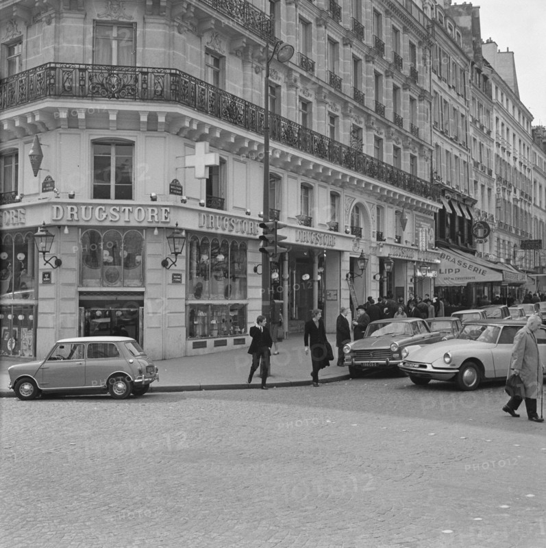 Pariser Bilder [The street life of Paris]  Drugstore in Saint-Germain-des-prés Annotation: District in the sixth and seventh arrondissement of Paris, traditionally populated by artists, students and intellectuals Date: 1965 Location: France, Paris Keywords: drugstores, facades, street images Institution name: Saint-Germain des Prés