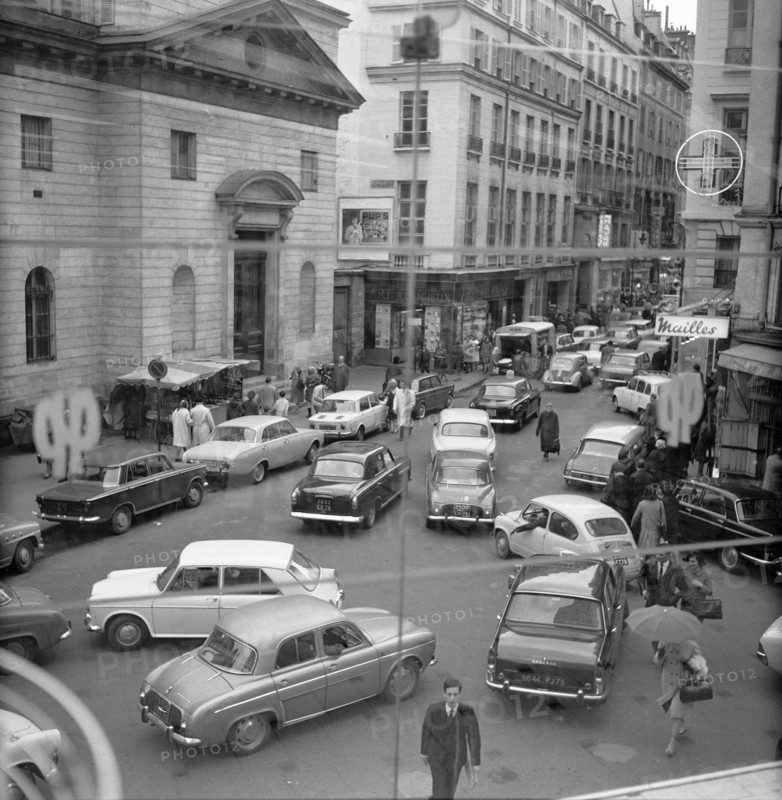 Pariser Bilder [The street life of Paris]  Pressure traffic on the street Date: 1965 Location: France, Paris Keywords: cars, street images, traffic