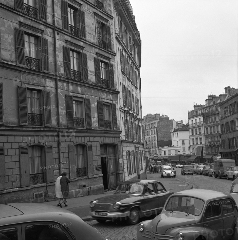 Pariser Bilder [The street life of Paris]  House of Vincent van Gogh in Montmartre, at Rue Lepic 54 Annotation: Vincent van Gogh lived from June 1886 to February 1888 in Rue Lepic, along with his brother Theo Date: 1965 Location: France, Paris Keywords: facades, street sculptures, homes