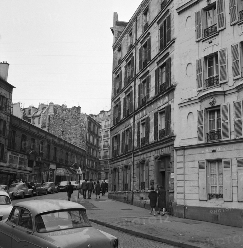 Pariser Bilder [The street life of Paris]  House of Vincent van Gogh in Montmartre, at Rue Lepic 54 Annotation: Vincent van Gogh lived from June 1886 to February 1888 in Rue Lepic, along with his brother Theo Date: 1965 Location: France, Paris Keywords: facades, street sculptures, homes
