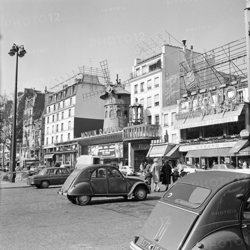 Pariser Bilder [Paris Street Life]  Nightclub Le Moulin Rouge on Boulevard de Clichy Date: 1965 Location: France, Paris Keywords: exterior, nightclubs, street images Institution name : Moulin Rouge