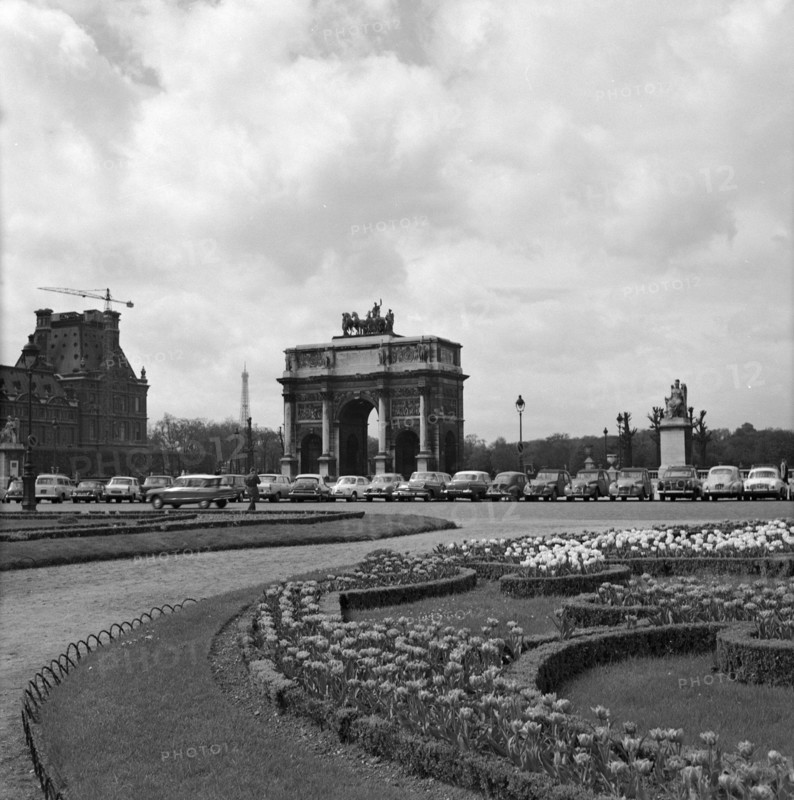 Pariser Bilder [The street life of Paris]  Place du Carrousel, with in the background the Arc de Triomphe du Caroussel and the Musée du Louvre Date: 1965 Location: France, Paris Keywords: memorials, museums, squares, street images