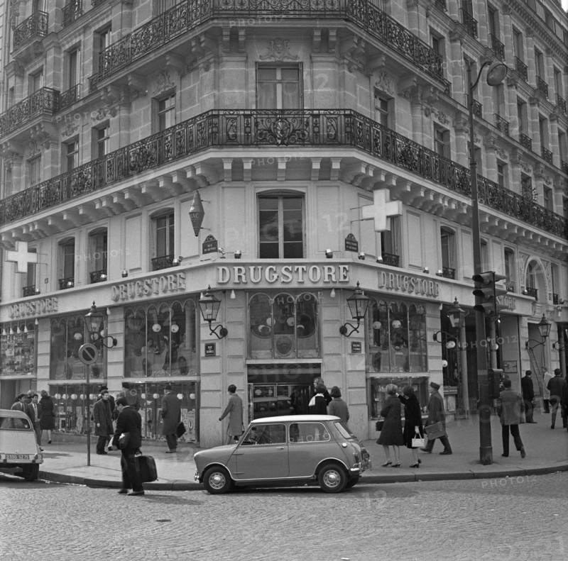 Pariser Bilder [The street life of Paris]  Drugstore in Saint-Germain-des-prés Annotation: District in the sixth and seventh arrondissement of Paris, traditionally populated by artists, students and intellectuals Date: 1965 Location: France, Paris Keywords: drugstores, facades, street images Institution name: Saint-Germain des Prés