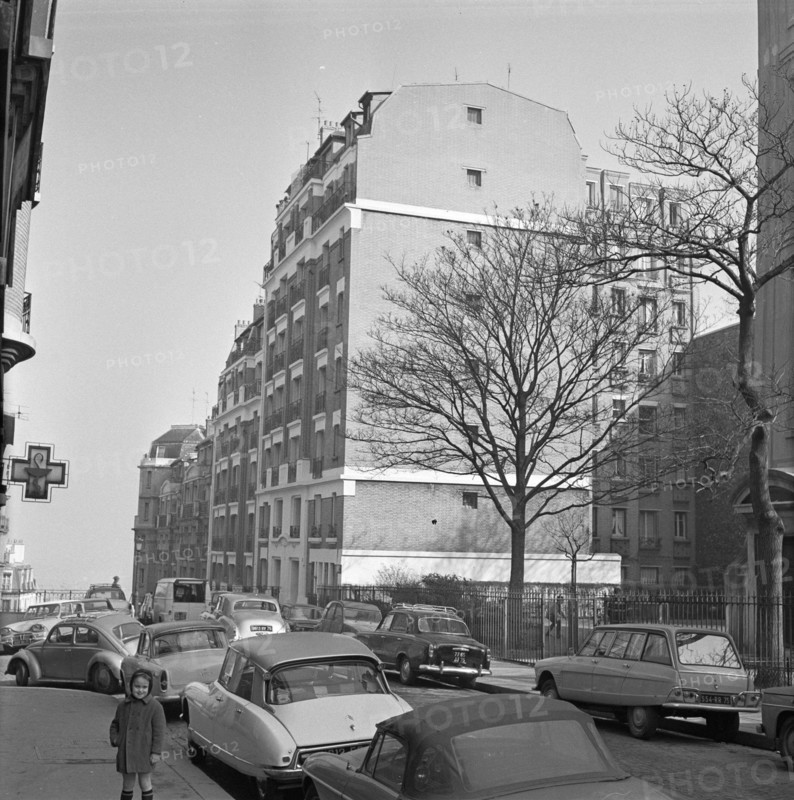 Pariser Bilder [The street life of Paris]  Parked cars on the street Date: 1965 Location: France, Paris Keywords: cars, street images