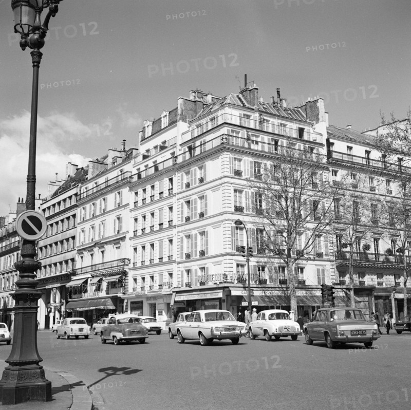 Pariser Bilder [The street life of Paris]  Traffic on Rue Tronchet Date: 1965 Location: France, Paris Keywords: cars, buildings, street images, traffic