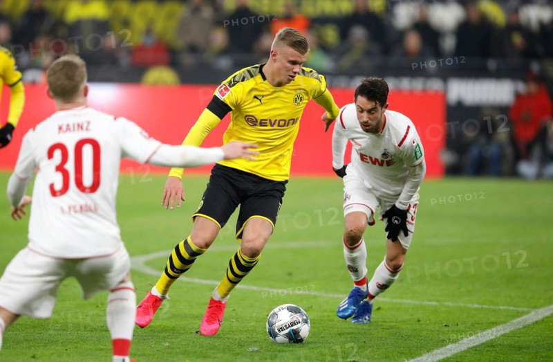 Erling Braut Haaland of Borussia Dortmund (M) fights for the ball
